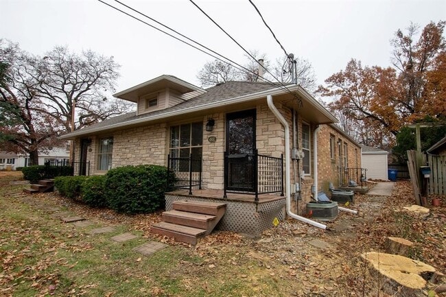 Foto del edificio - 4931 Woodland Ave