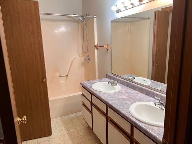 Photo - 4 Bed 2 bath near Riverside Drive Townhome