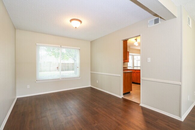 Foto del edificio - 5212 Creek Valley Dr