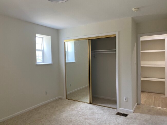 Building Photo - 833 Ingerson Ave
