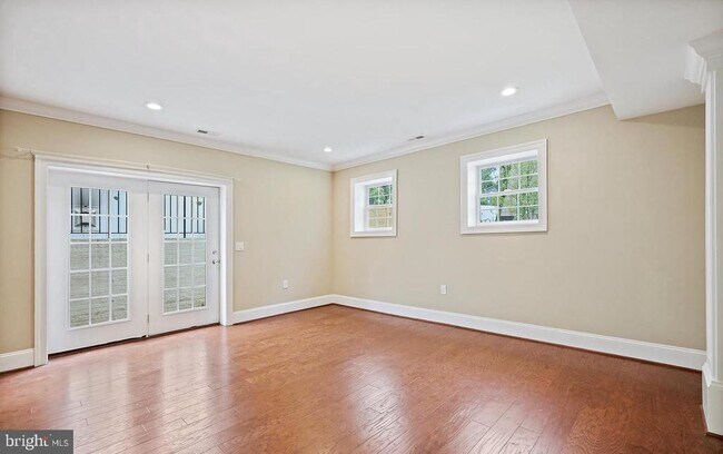 Foto del edificio - 7430 Howard Ct