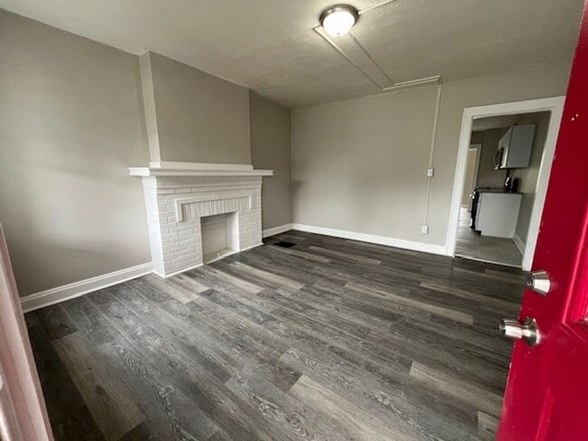 Building Photo - 87-97-97 N Burgess Ave