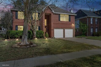 Building Photo - 2630 Lakeway Dr