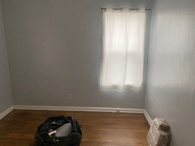 Foto del edificio - 2 bedroom 1 bath house  with fenced in yard available soon!