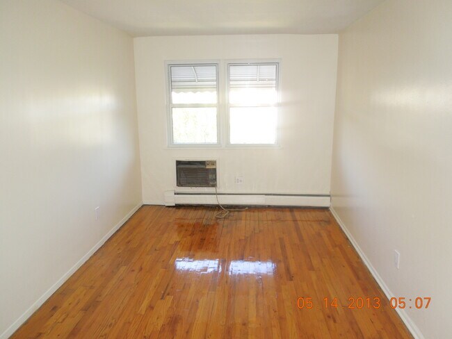 Building Photo - 1835 E 52nd St