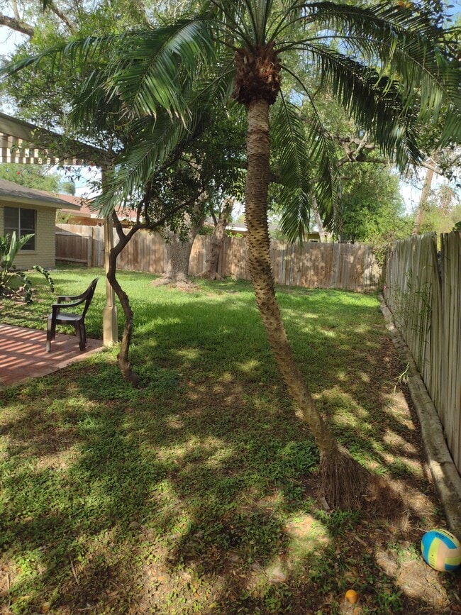 Building Photo - 2220 S Whitehouse Cir