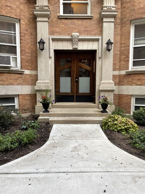 Primary Photo - 627 W Barry Ave
