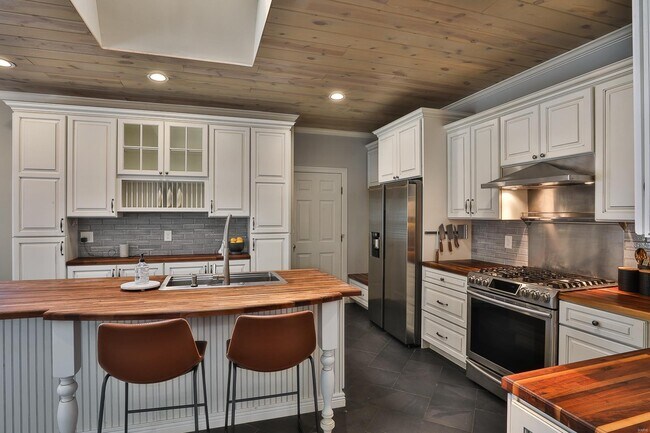 Foto del edificio - 1627 Timberlake Manor Pkwy