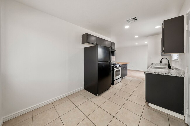 Building Photo - Charming 3BR, 1BA House with Private Backyard