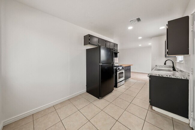 Foto del edificio - Charming 3BR, 1BA House with Private Backyard