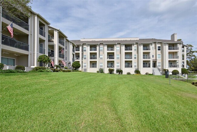 Foto del edificio - 12800 Melville Dr