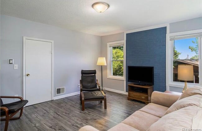 Building Photo - 388 Hillsdale St