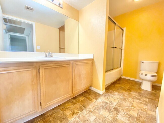 Building Photo - BEAUTIFUL 1 BEDROOM CONDO IN GATED COMMUNITY WITH POOL, SPA & CLUBHOUSE