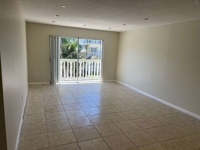 Building Photo - 15225 NE 6th Ave