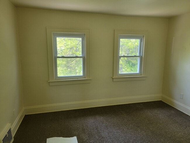 Building Photo - 570 Talbot Ave