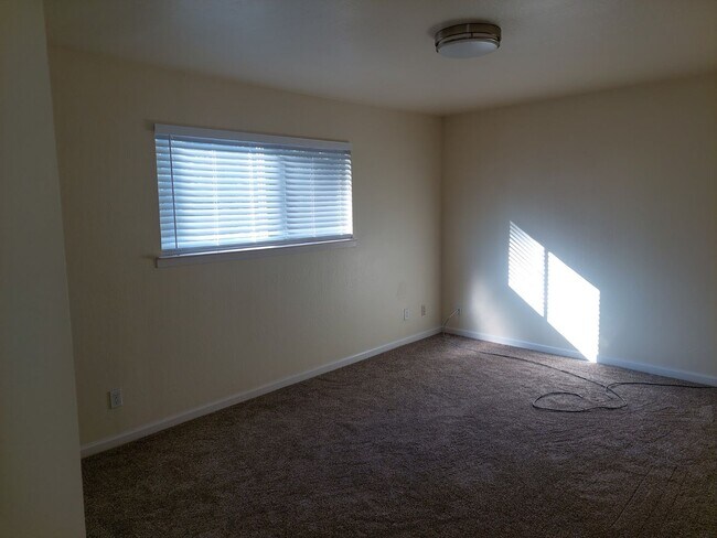 Building Photo - 2 Bedroom duplex with one car garage