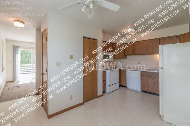 Building Photo - FENCED YARD!! 2 Bedroom, 1.5 Bath Duplex i...