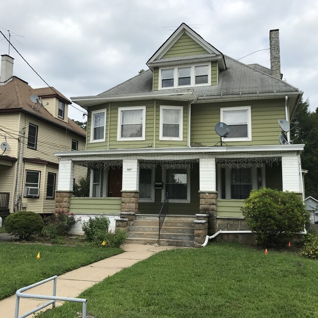 Building Photo - 727 Carlton Ave