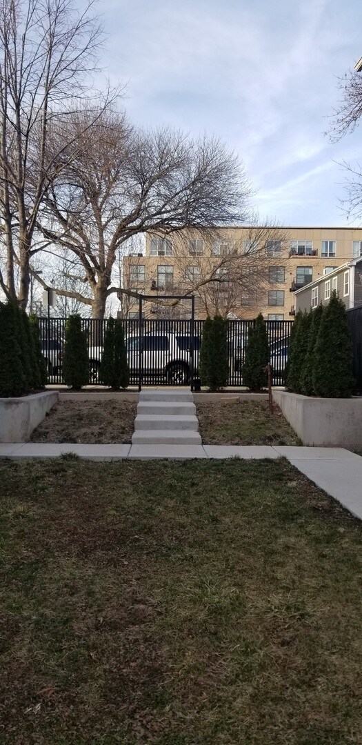 Foto del edificio - 957 W 35th Pl
