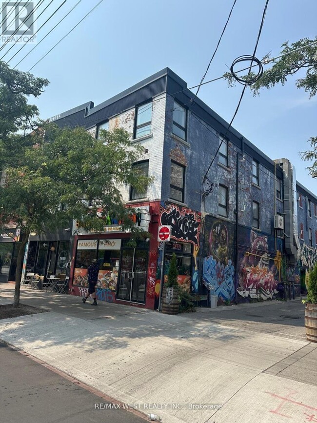 Building Photo - 398 College St