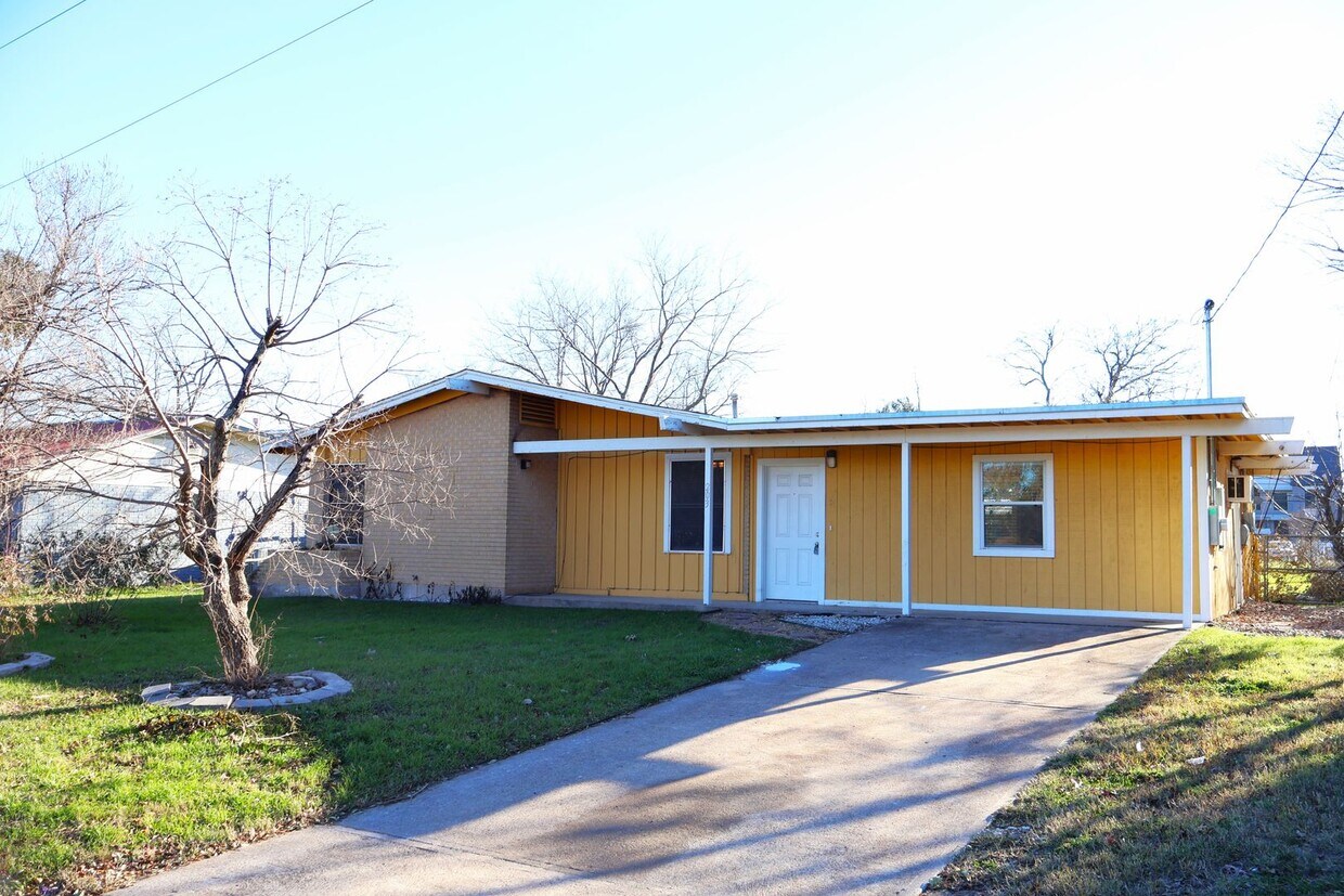 Foto principal - Remodeled Austin home with Amazing Location!