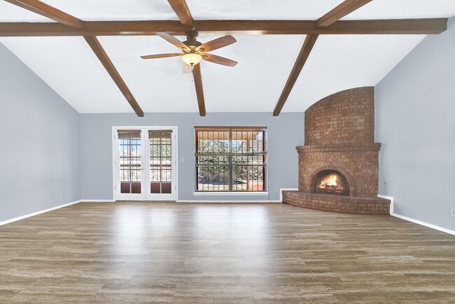 Building Photo - Eastside 3 Bdrm 2 Bath