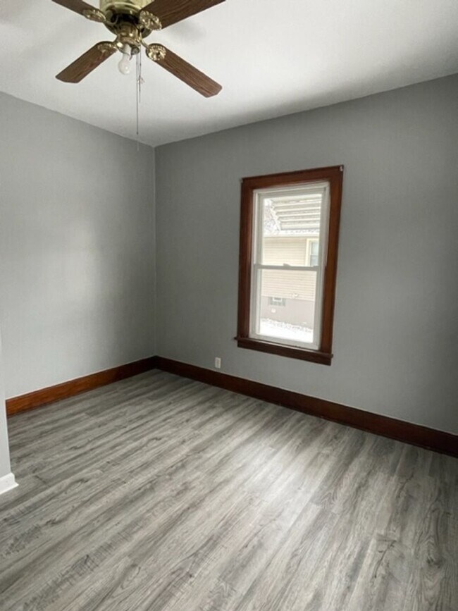 Building Photo - 3 Bedroom Single Family Home