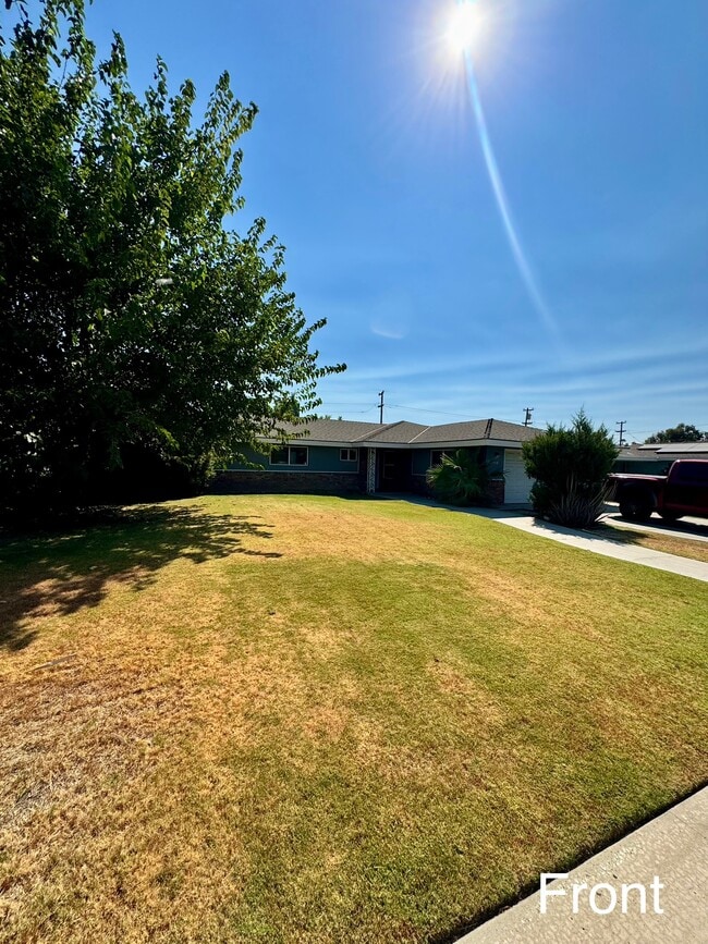 Building Photo - 1900 Westbrook Dr