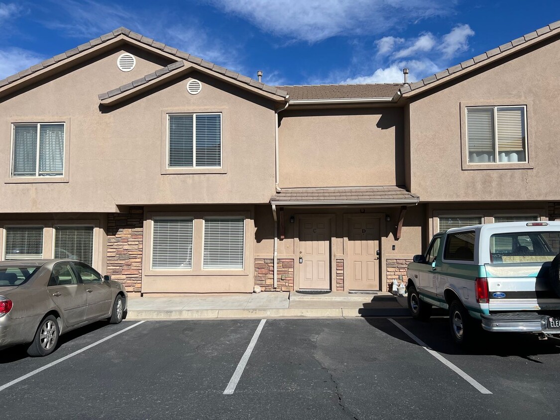 Primary Photo - Looks Almost Brand New Townhome!