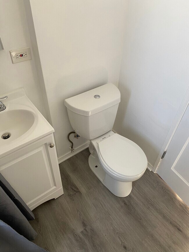 Building Photo - 1218 Bay St