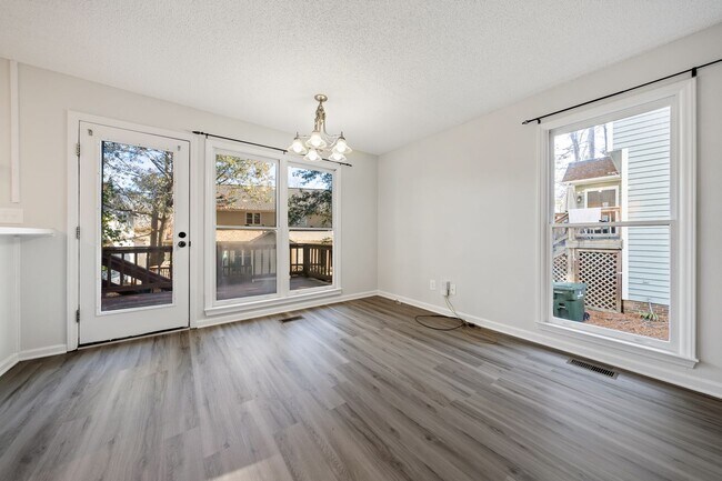 Foto del edificio - Beautiful Renovated Townhouse in Popular Raleigh Golf Course Community!