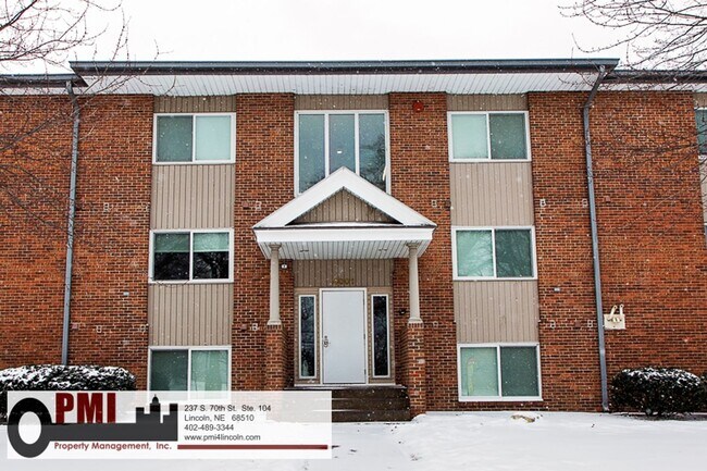 Building Photo - 2 Bedroom and 1 Bathroom Apartment Availab...