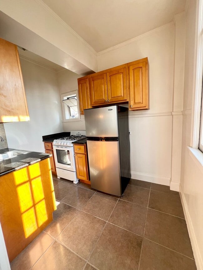 Foto del edificio - Sunny Corner Unit in Nob Hill/Downtown Location