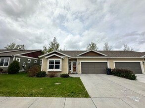 Building Photo - 451 Stillwater Creek Dr
