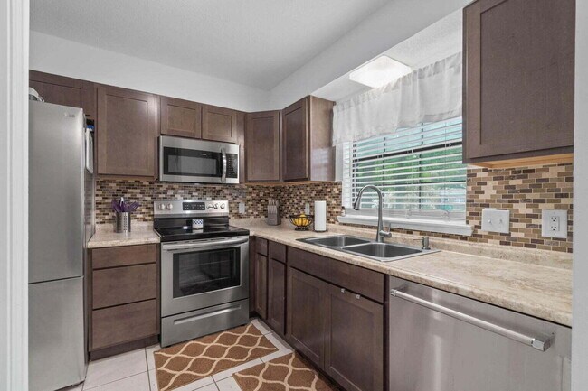 Foto del edificio - 216 Cloverdale Blvd