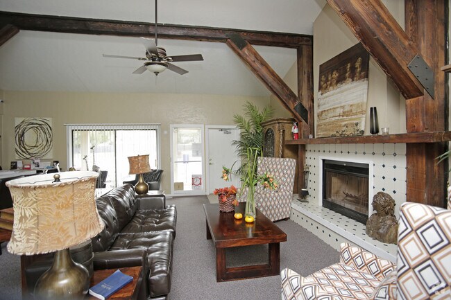 Casa club - Cedar Lakes Apartments