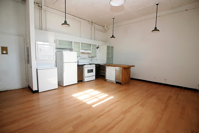 Building Photo - 1513 N Western Ave