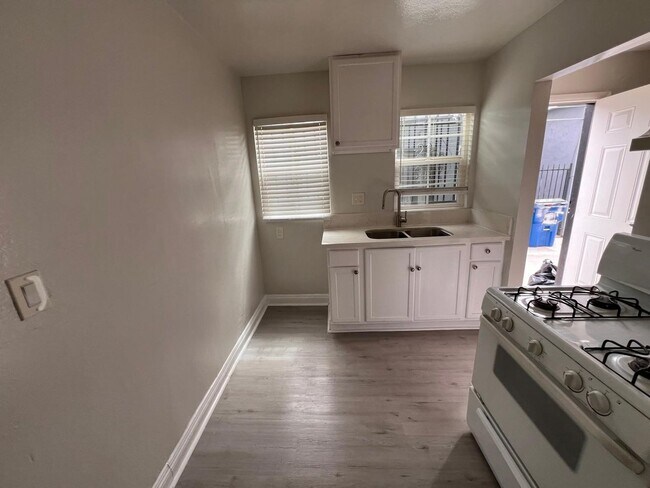Foto del edificio - 849 1/2 West 84th Street
