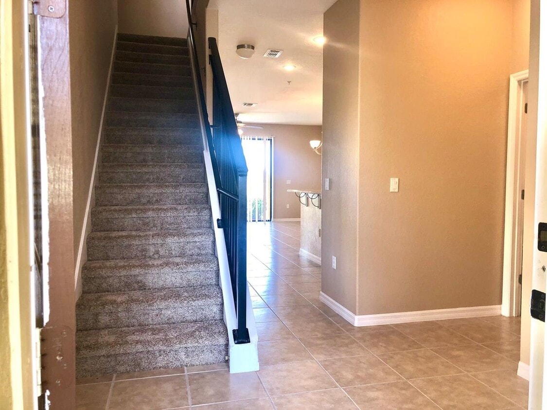 Move IN SEPTEMBER! Beautiful views- Corner... - Move IN SEPTEMBER! Beautiful views- Corner...