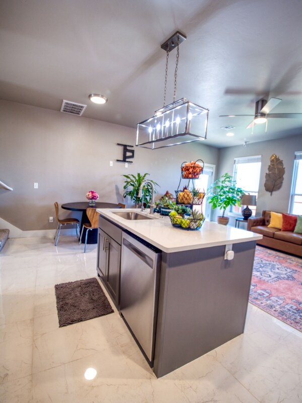 Building Photo - 613 Abadan Dr