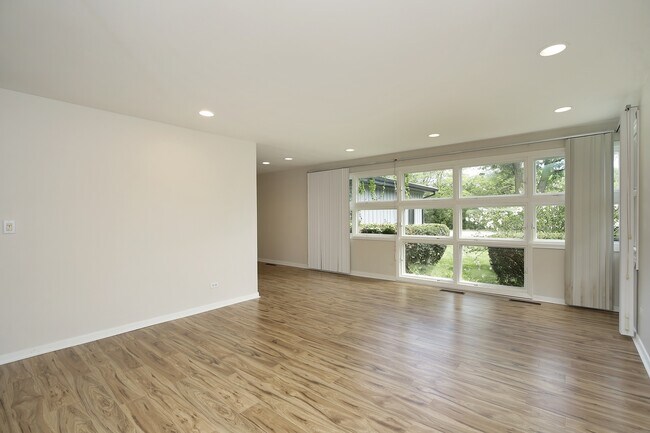 Building Photo - 729 Leclaire Ave