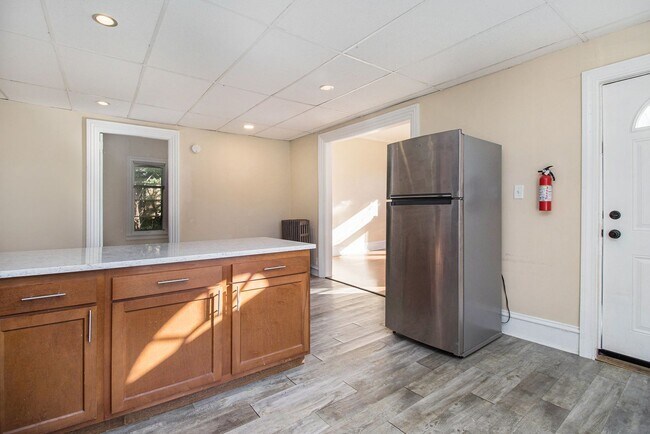Foto del edificio - $949 - Spacious 1bed/1bath on main floor of with tons of windows! - Ask about our no security dep...