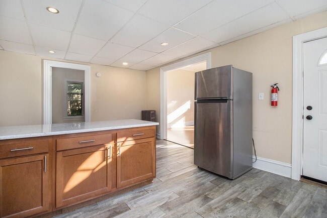 Building Photo - $949 - Spacious 1bed/1bath on main floor of with tons of windows! - Ask about our no security dep...