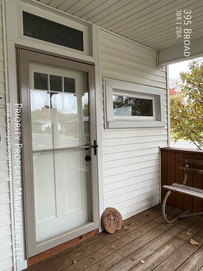 Building Photo - Downtown Charmer - 3 Bed 2 Bath