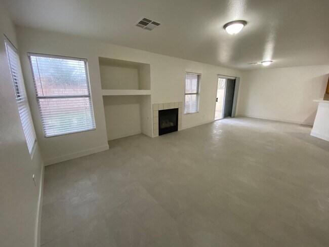 Foto del edificio - 4 Bed/2.5 Bath - Remodeled