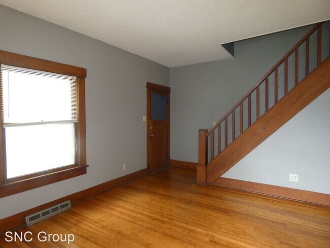 Building Photo - 2 br, 1.5 bath House - 326 E. 2nd St