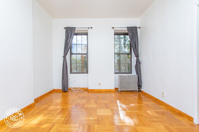 Building Photo - 689 St Johns Pl