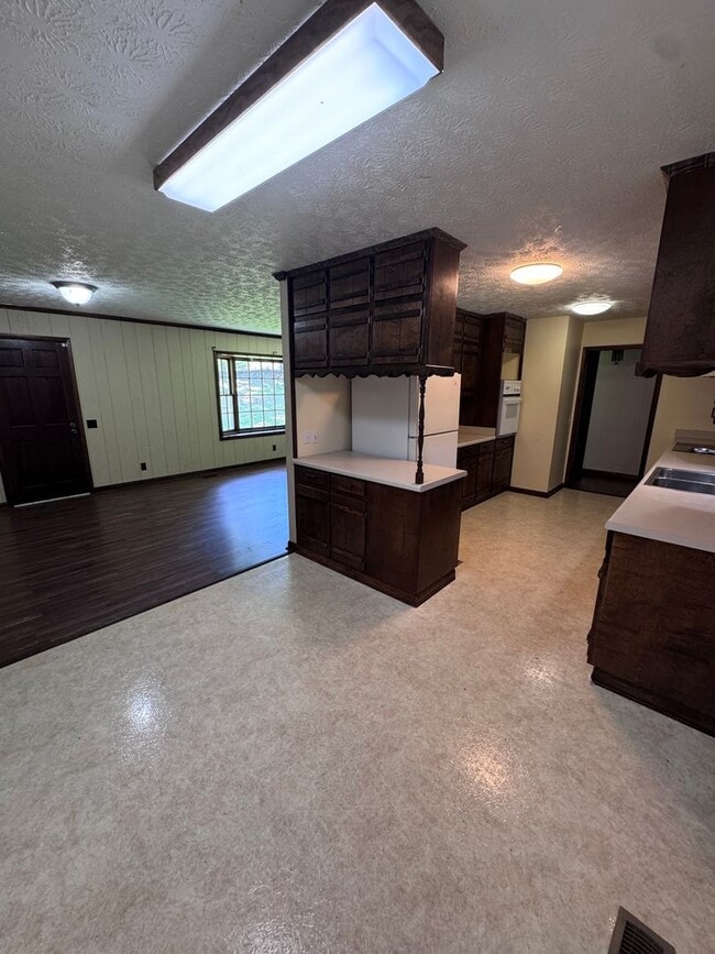 Building Photo - 880 Locke Dr
