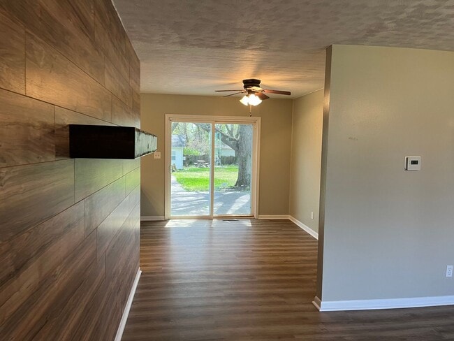 Building Photo - Renovations, bonus room, huge yard! 3 Bedr...