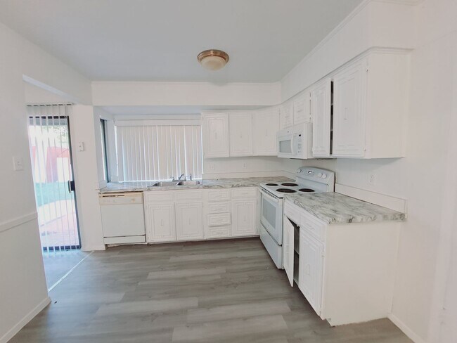 Foto del edificio - Amazing 3/2 with Garage Conversion Ready F...